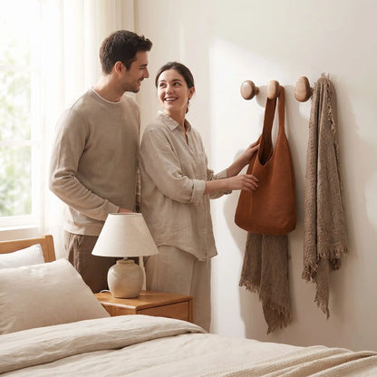 porte manteau mural bois couple  discute